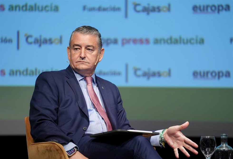 El consejero de Presidencia, Interior, Diálogo Social y Simplificación Administrativa, Antonio Sanz, durante los desayunos informativos de Europa Press Andalucía. A 06 de octubre de 2025, en Sevilla (Andalucía, España). El consejero de Presidencia, Inte