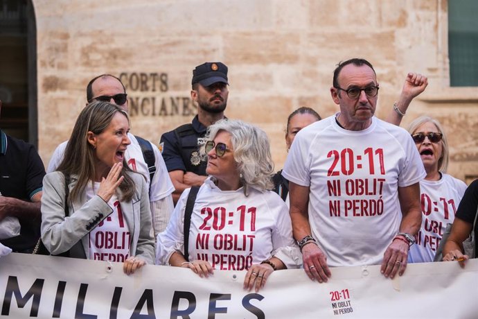 Varias personas con pancartas, durante una concentración para pedir la dimisión de Mazón, frente a Les Corts Valencianes, a 23 de septiembre de 2025, en Valencia, Comunidad Valenciana (España). La Asociación de Víctimas Dana 29 de Octubre 2024 ha convocad