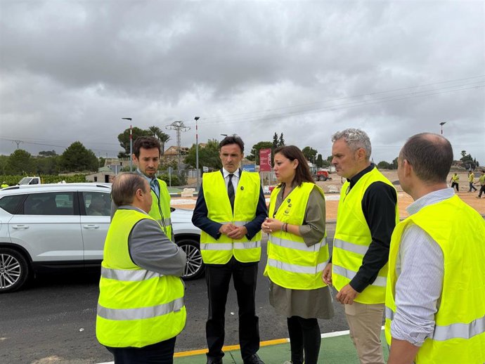 El consejero de Fomento e Infraestructuras, Jorge García Montoro, junto a la alcaldesa de Fortuna, Catalina Herrero, supervisan el fin de obra de la glorieta construida en la RM-423 que da acceso a la urbanización Los Periquitos