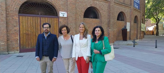 La portavoz de Cultura del Grupo Popular en el Congreso acompañada por los diputados del PP por Valladolid en las inmediaciones de la Plaza de Toros