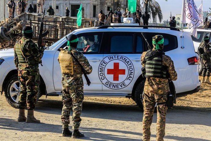 Archivo - 01 February 2025, Palestinian Territories, Gaza: Israeli hostages get delivered to representatives of the International Committee of the Red Cross (ICRC) by fighters of the Ezz al-Din Al-Qassam brigades, the military wing of Hamas. Photo: Abed R