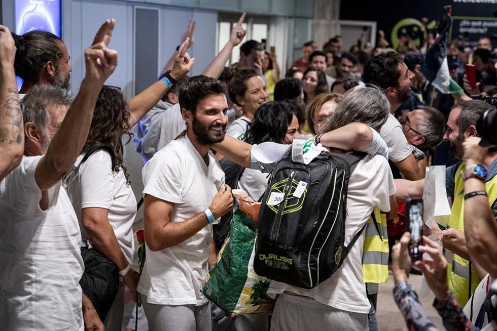 Llegada de los 21 ciudadanos españoles integrantes de la Sumud Global Flotilla al Aeropuerto Adolfo Suárez Madrid-Barajas