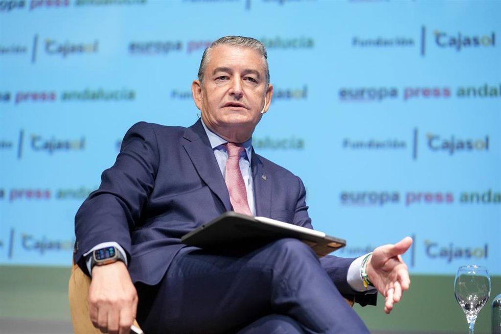 El consejero de Presidencia, Interior, Diálogo Social y Simplificación Administrativa, Antonio Sanz, durante los desayunos informativos de Europa Press Andalucía. A 06 de octubre de 2025, en Sevilla (Andalucía, España). El consejero de Presidencia, Inte