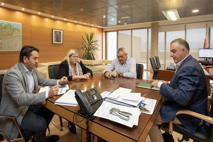 El consejero de Fomento se reúne con los alcaldes de Polaciones y Los Tojos