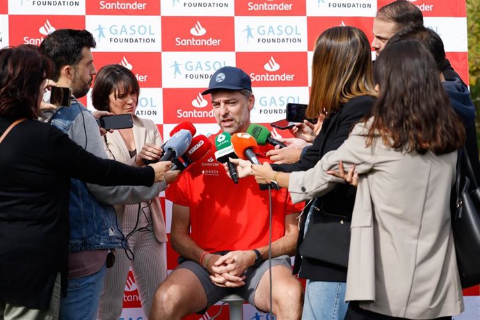 Pau Gasol atiende a los medios durante el Torneo de Golf solidario a favor de la Gasol Foundation, organizado por Banco Santander