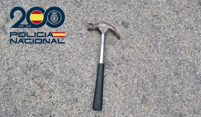 Martillo usado por el detenido.