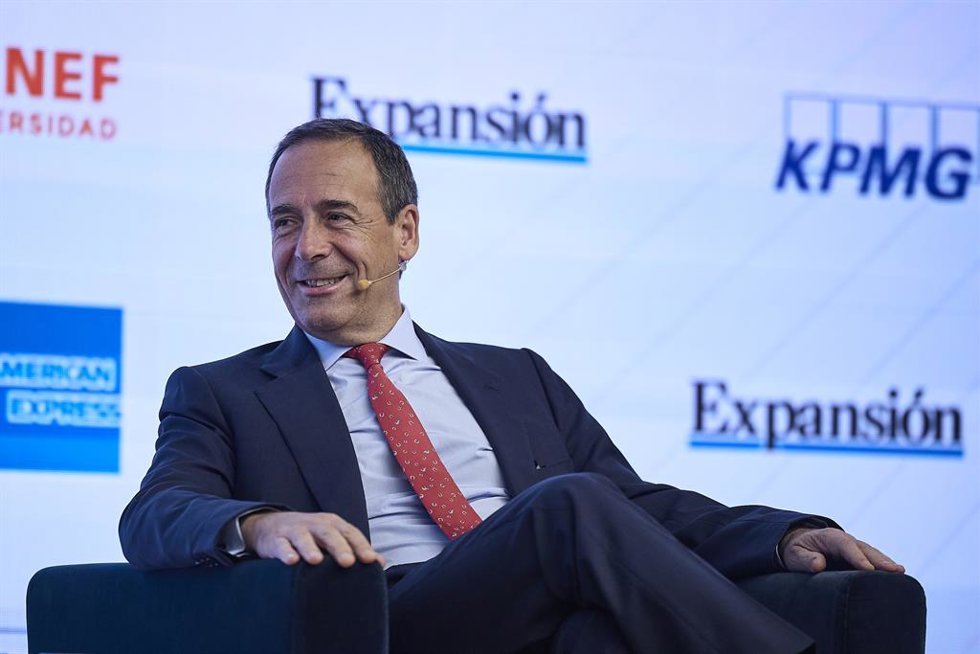 El consejero delegado de Caixabank, Gonzalo Gortázar (d), interviene durante el XVI Encuentro Financiero del sector bancario, organizado por 'Expansión', KPMG, American Express y Cunef Universidad, en el auditorio El Beatriz, a 6 de octubre de 2025, en 