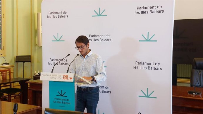 El portavoz del PSIB en el Parlament, Iago Negueruela, durante una rueda de prensa.