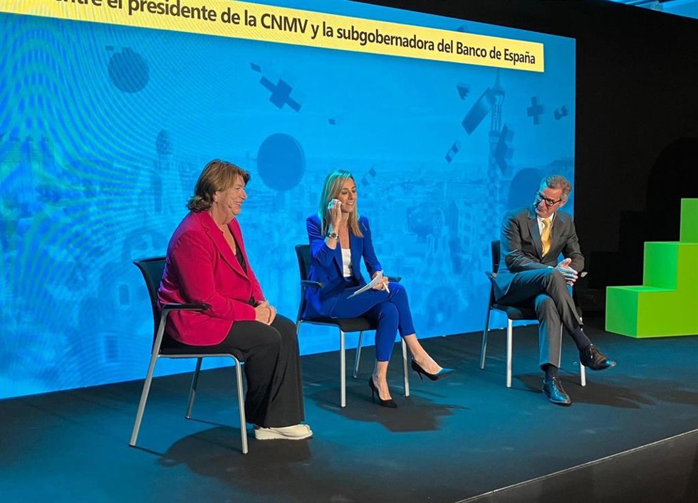 El presidente de la Comisión Nacional del Mercado de Valores (CNMV), Carlos San Basilio,  junto a la subgobernadora del Banco de España, Soledad Núñez, y la periodista Anna Boada.