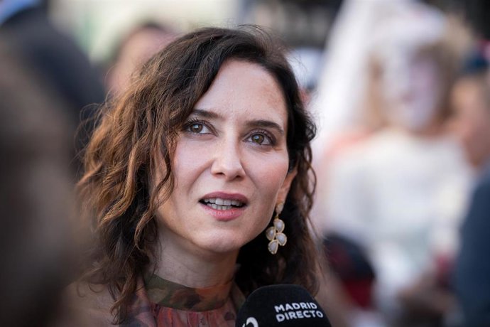 La presidenta de la Comunidad de Madrid, Isabel Díaz Ayuso, atiende a los medios de comunicación durante la Cabalgata de la Hispanidad, a 5 de octubre de 2025, en Madrid (España).