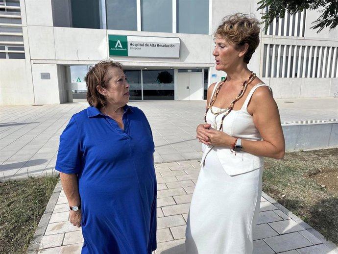 La secretaria general del PSOE de Estepona, Emma Molina, y la secretaria de Salud del PSOE de Málaga, Carmen Martín, han exigido al presidente de la Junta, "la apertura completa del Hospital de Estepona".