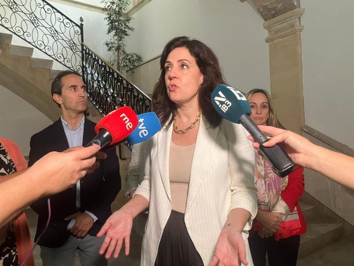 La consellera de Familias, Bienestar Social y Atención a la Dependencia, Sandra Fernández, atiende a los medios de comunicación.