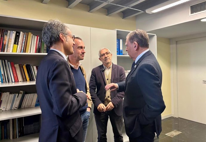 El consejero Ovidio Zapico, el alcalde de Oviedo Alfredo Canteli, el concejal Ignacio Cuesta y el portavoz de IU Gaspar Llamazares este lunes en su visita a la Oficina de la Vivienda y Suelo de Oviedo.