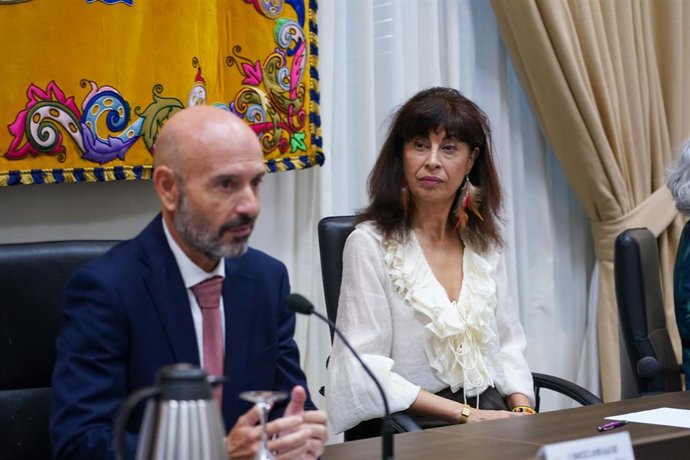 Archivo - El subdelegado del Gobierno, Javier Salas, junto a la ministra de Igualdad, Ana Redondo, en una imagen de archivo.