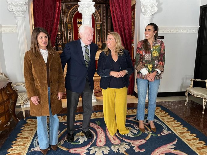 La alcaldesa y Michel Méndez Pozo (C) tras firmar el acuerdo para recibir en 2026 la exposición dedicada a Picasso.