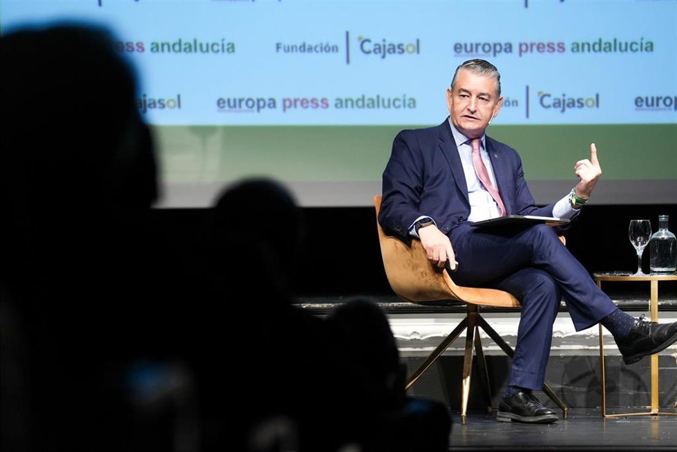 El consejero de Presidencia, Interior, Diálogo Social y Simplificación Administrativa, Antonio Sanz, durante los desayunos informativos de Europa Press Andalucía. A 06 de octubre de 2025, en Sevilla (Andalucía, España). El consejero de Presidencia, Inte