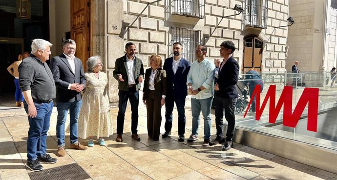 El portavoz municipal del PSOE, Daniel Pérez, junto con ediles socialistas