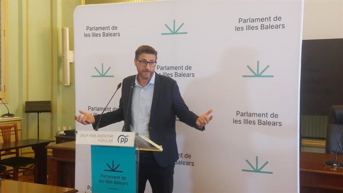 El portavoz del PP en el Parlament, Sebastià Sagreras, en rueda de prensa.