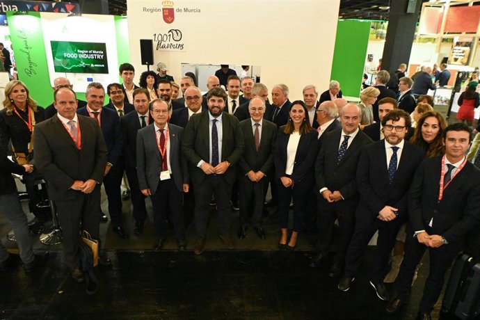 El presidente de la Comunidad, Fernando López Miras, junto a representantes de empresas de la Región de Murcia participantes en la feria Anuga