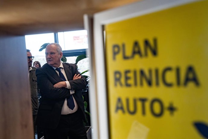 El ministre d'Indústria i Turisme, Jordi Hereu, visita un concessionari rehabilitat després de patir la dana, en el concessionari SEAT i CUPRA Motor J.R, a 6 d'octubre del 2025, a Sedaví, València, Comunitat Valenciana (Espanya). 