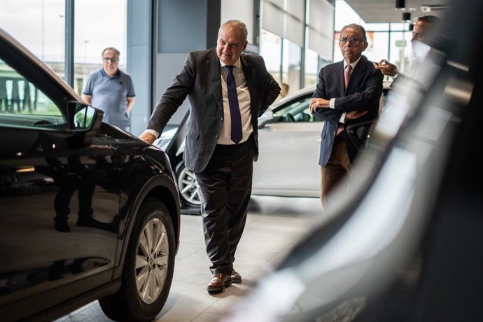 El ministre d'Indústria, Jordi Hereu, durant la seua visita al concessionari SEAT i CUPRA Motor J.R. Valle, rehabilitat després de patir la dana a Sedaví 