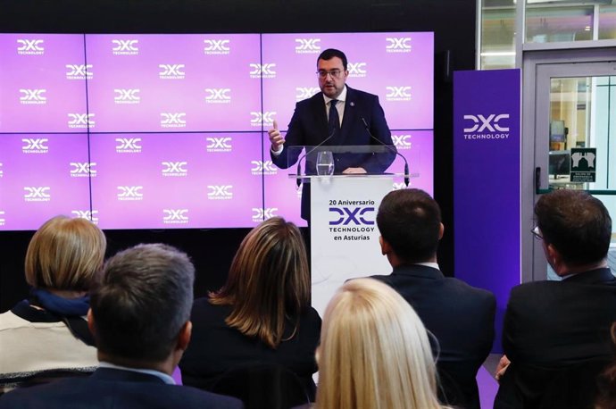 El presidente del Principado de Asturias, Adrián Barbón, durante su intervención en el acto de celebración del vigésimo aniversario de la empresa DXC Technology en Avilés.