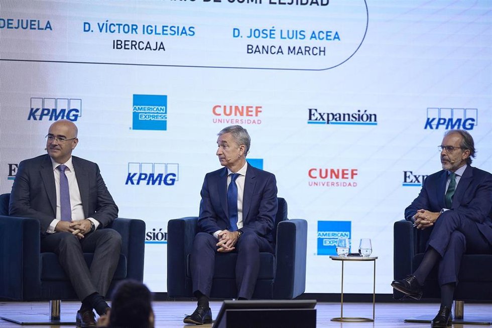 (I-D) El CEO de Kutxabank, Eduardo Ruiz de Gordejuela; el CEO de Ibercaja, Víctor Iglesias y .el CEO de Banca March, José Luis Acea, participan en un mesa redonda durante el XVI Encuentro Financiero del sector bancario, organizado por 'Expansión', KPMG,