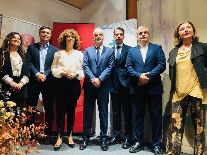 Lecretaria general de la Consejería de Educación y Formación Profesional, Carmen Zamora, en el centro de la imagen, inaugura el ciclo de charlas de educación financiera dirigidas a alumnos de ESO, Bachillerato y FP