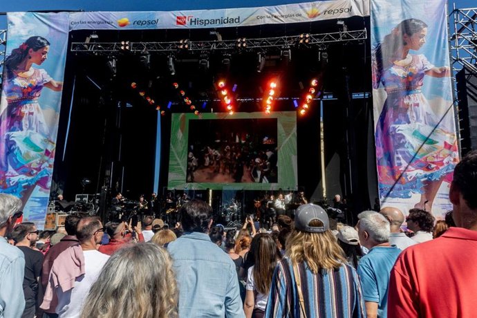 Decenas de personas durante el concierto de Gloria Estefan en la Plaza de Colón, a 5 de octubre de 2025, en Madrid (España).