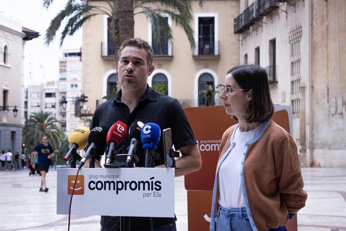 El diputado de Compromís en Les Corts Gerard Fullana (i) y la portavoz municipal de la coalición en Elche (Alicante), Esther Díez (d)