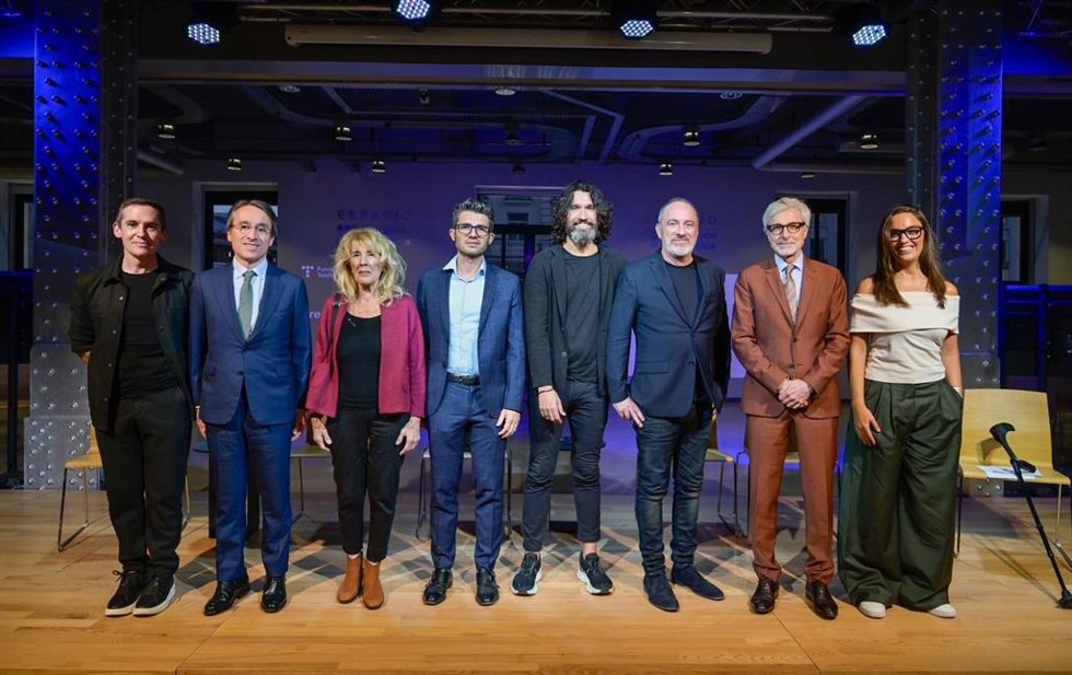 De izquierda a derecha, Jorge Ruiz Flores, Héctor Flórez, Mercedes Fernández-Martorell, Davide Fabrizio, Gustavo Díez, Julio Gonzalo, Enrique Goñi y Marta García Aller participaron en la presentación en el  'FilosofIA' en el Espacio Fundación Telefónica