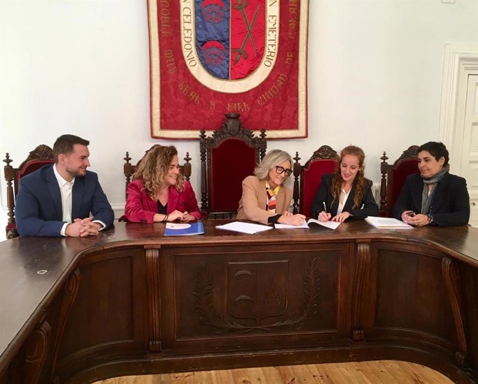 El Ayuntamiento de Calahorra y la DGT firman un convenio para implantar en Calahorra el examen de conducir informatizado