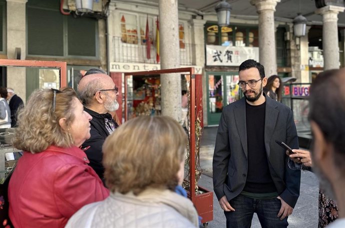 El Coordinador De Podemos En Castilla Y León, Miguel Ángel Llamas, Conversa Con Un Grupo De Personas Frente Al Edificio De La Calle Ferraria, 4, Que Se Convertirá En Apartamentos Turísticos.