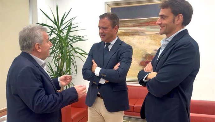 El consejero Marcos Ortuño y el director general Juan José Almela conversan con el presidente de la Casa de la Región de Murcia y del Centro de Residentes Españoles en Córdoba (Argentina), Gustavo Yepes