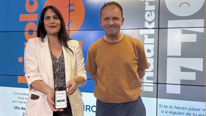 La diputada de Euskera, Cultura y Deporte, Leixuri Arrizabalaga, e Iñaki Alonso, de ZAIN, presentan las novedades de la temporada 2025-206 de Eskola Kirola.