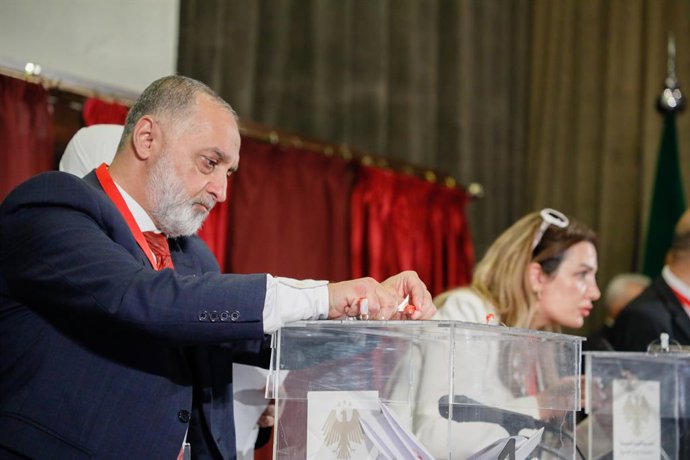 5 de outubro de 2025, Aleppo, Síria: Membros dos comitês eleitorais contam as cédulas durante as primeiras eleições parlamentares da Síria desde a queda do governo de Bashar al-Assad.