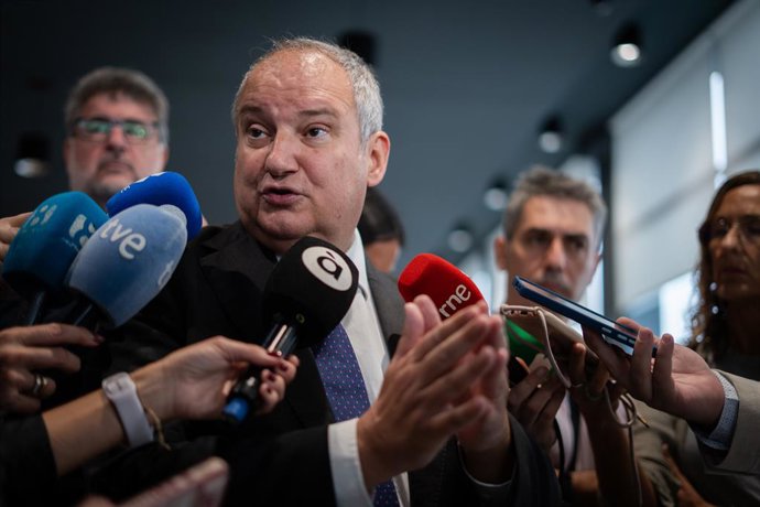 El ministro de Industria y Turismo, Jordi Hereu, visita un concesionario rehabilitado tras sufrir la dana, en el concesionario SEAT y CUPRA Motor J.R, a 6 de octubre de 2025, en Sedaví, Valencia, Comunidad Valenciana (España). 