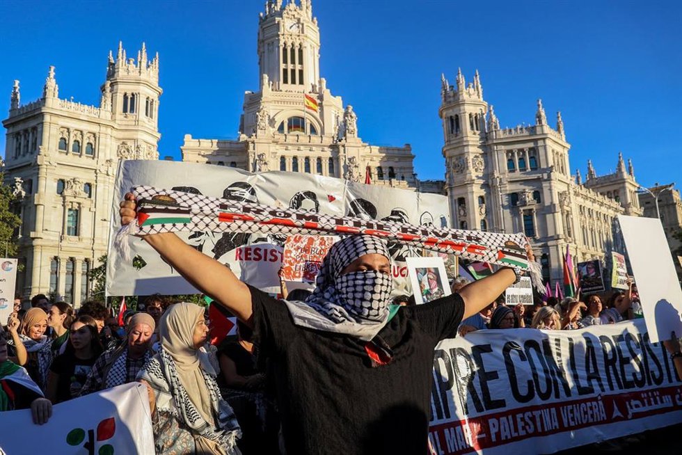 Cientos de personas durante la movilización bajo el lema Alto al genocidio contra el pueblo Palestino. Por el fin al comercio de armas y a las relaciones con Israel