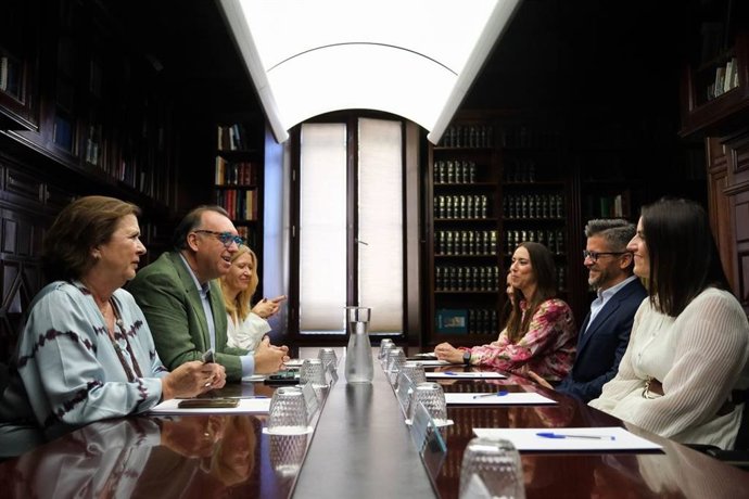 Reunión de la Consejería de Turismo con la plataforma y las empresas de alquiler temporal de viviendas para uso turístico.