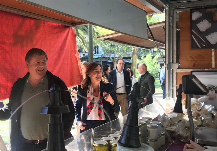 La alcaldesa de Zaragoza, Natalia Chueca, visita la feria de gastronomía de la plaza de los Sitios