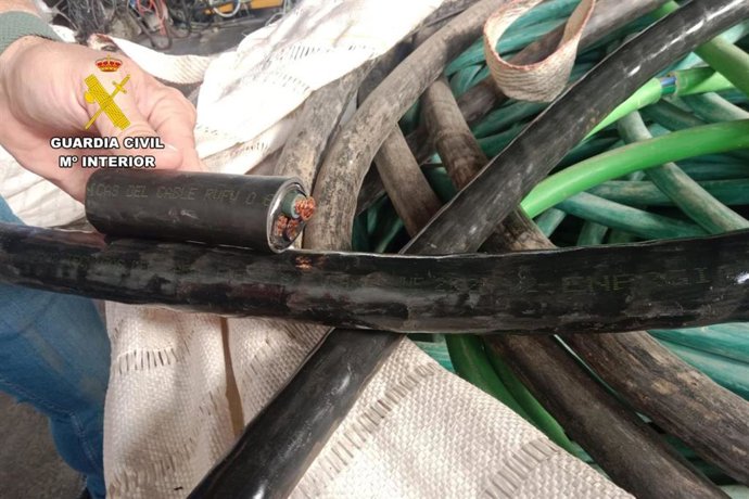 Cableado de la línea de Alta Velocidad Madrid-Barcelona que fue robado en la localidad zaragozana de La Almolda y que  ha sido incautado por la Guardia Civil.