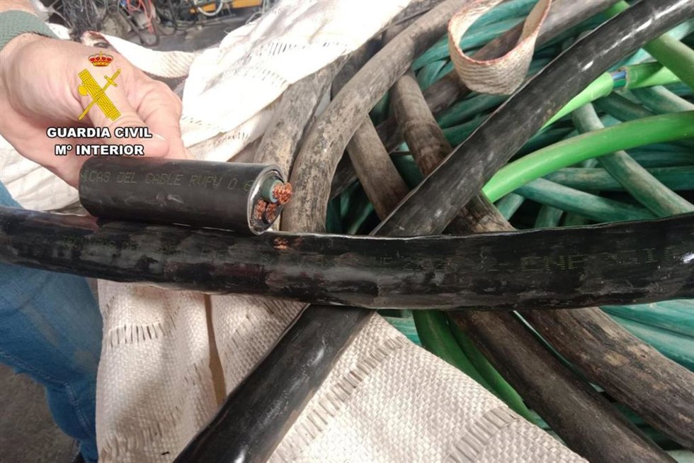 Cableado de la línea de Alta Velocidad Madrid-Barcelona que fue robado en la localidad zaragozana de La Almolda y que  ha sido incautado por la Guardia Civil.