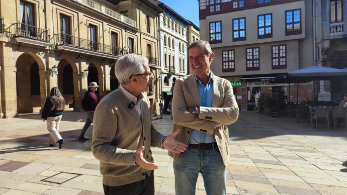 Los portavoces de los grupos municipales del PSOE e IU-Convocatoria por Oviedo, Carlos Fernández Llaneza y Gaspar Llamazares, atienden a los medios.