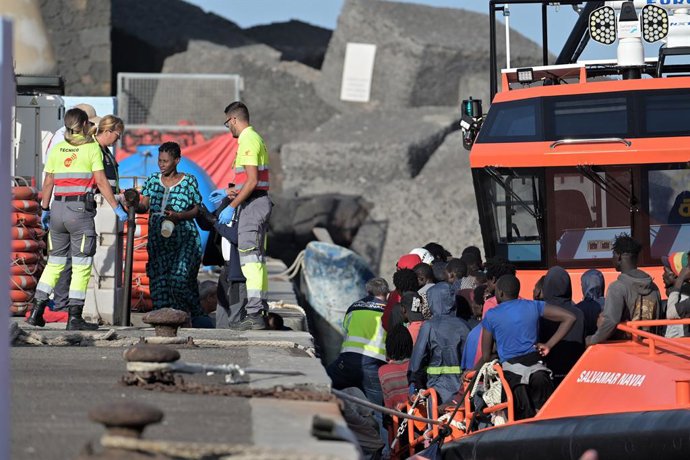 Efectivos de emergencias atienden a personas en el Muelle de la Restinga, El Hierro, Canarias (España). Salvamento Marítimo ha interceptado a primera hora de este lunes un cayuco con 235 migrantes subsaharianos --149 hombres, 64 mujeres y 22 menores-- cua
