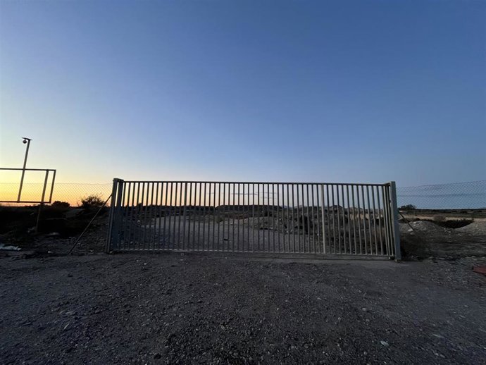 Acceso al vertedero del paraje Hoyo del Gato, en Cuevas del Almanzora (Almería).