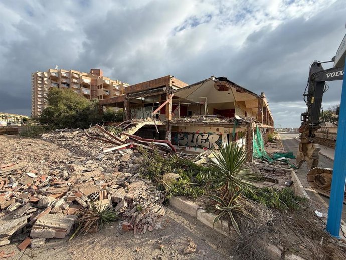 Demolición de las antiguas galerías comerciales situadas junto al hotel Doblemar, en La Manga del Mar Menor