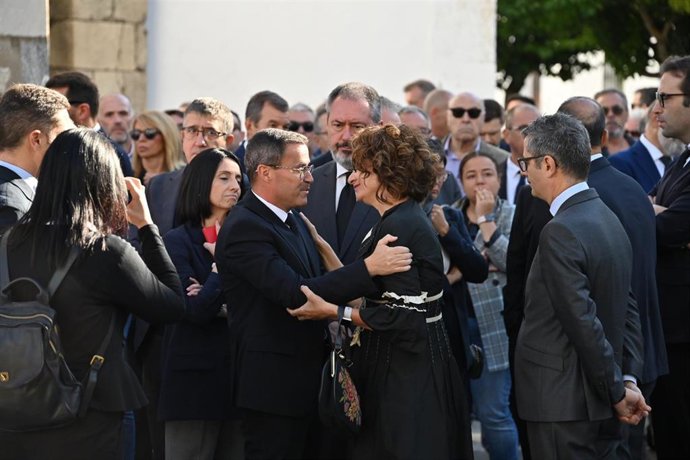 La vicepresidenta primera y ministra de Hacienda, María Jesús Montero, saluda al secretario general del PSOE de Exremadura, Miguel Ángel Gallardo, a su llegada al funeral del expresidente de la Junta de Extremadura, Guillermo Fernández Vara