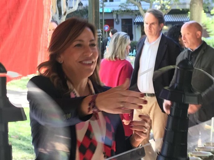 La alcaldesa de Zaragoza, Natalia Chueca, en la plaza de los Sitios visita la feria de gastronomía
