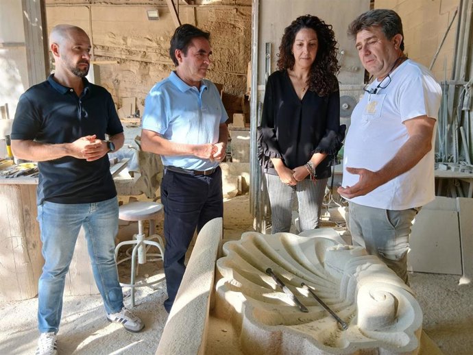 El maestro cantero Francisco Miguel Aguilera Casado (d), junto a Ana Mata, Miguel Moreno y Juan Francisco Pérez.