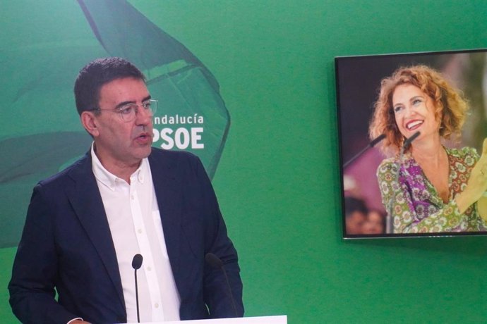 El portavoz socialista en la Comisión de Presidencia del Parlamento, Mario Jiménez, este miércoles en rueda de prensa.